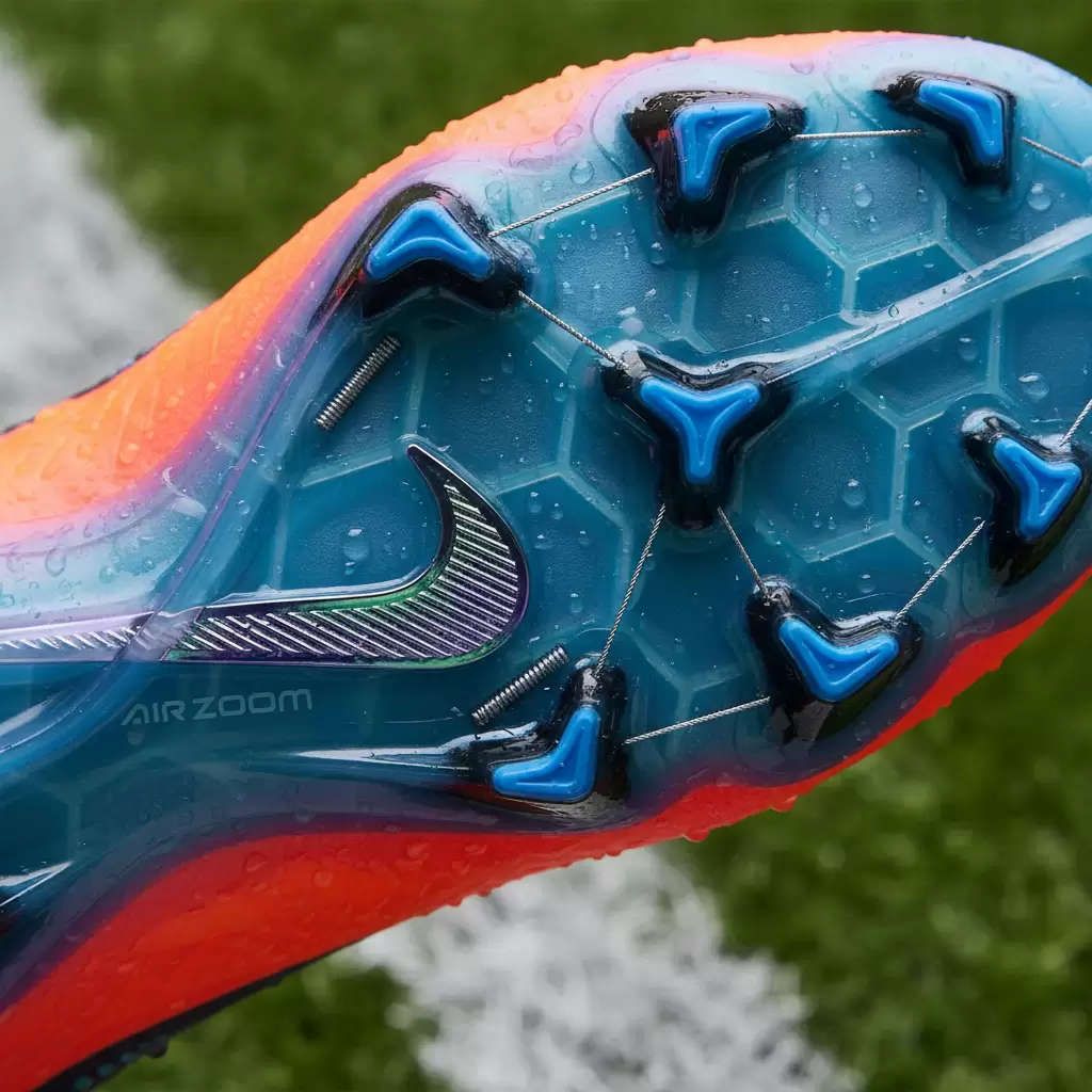 gemini_image_1768378222 Cận cảnh túi khí Air Zoom tích hợp trong đế giày bóng đá Nike hiện đại