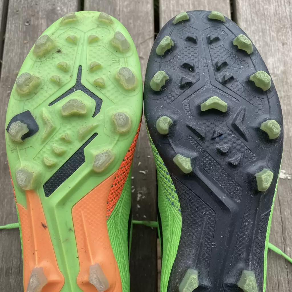 Cấu trúc đinh cao của giày FG đối lập với hệ thống đinh dăm dày đặc của giày TF