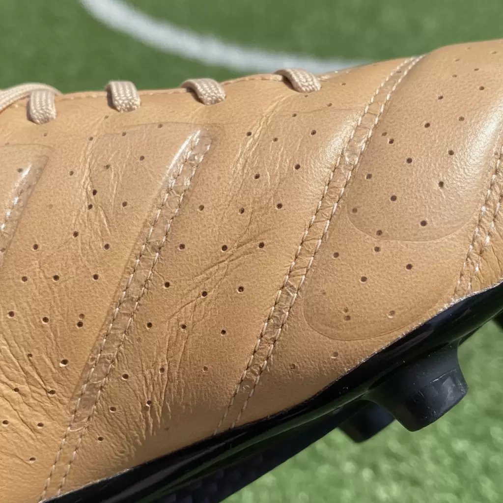 Chất liệu upper mỏng giúp giảm trọng lượng nhưng hạn chế khả năng bảo vệ bàn chân trước va chạm