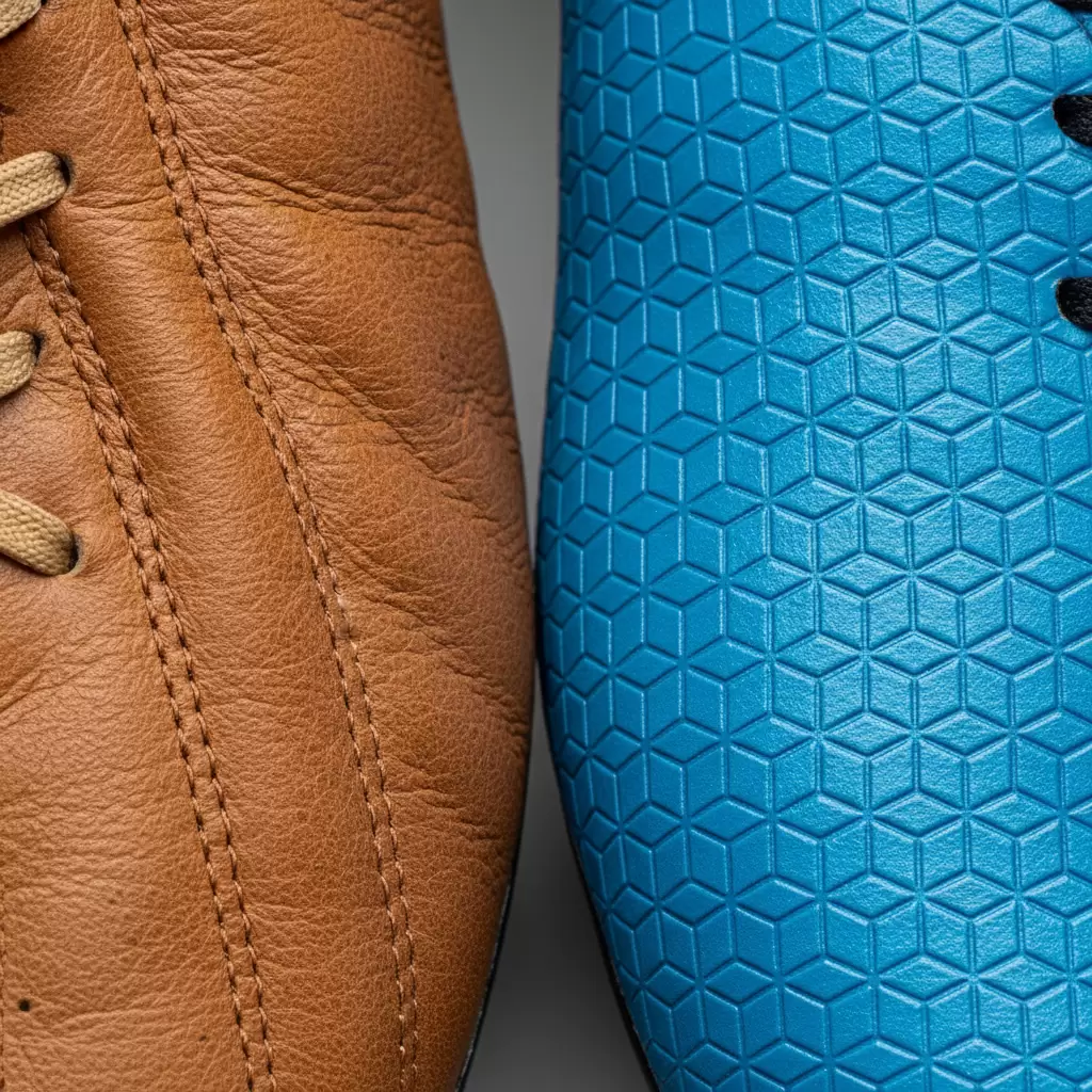 Sự khác biệt rõ rệt về cấu trúc bề mặt giữa giày đá bóng da thật và da nhân tạo