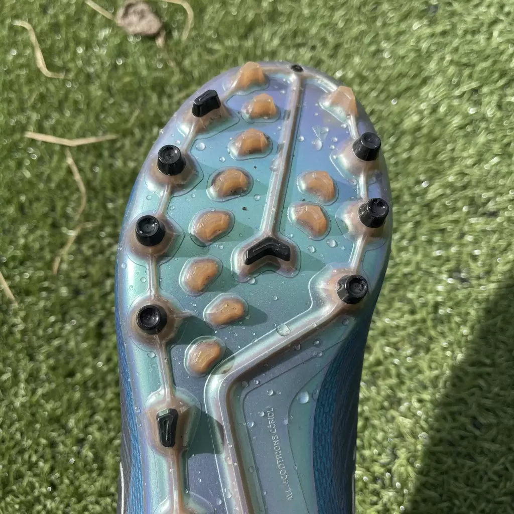 Lựa chọn loại đinh giày phù hợp giúp tiền vệ xoay sở linh hoạt và tránh chấn thương