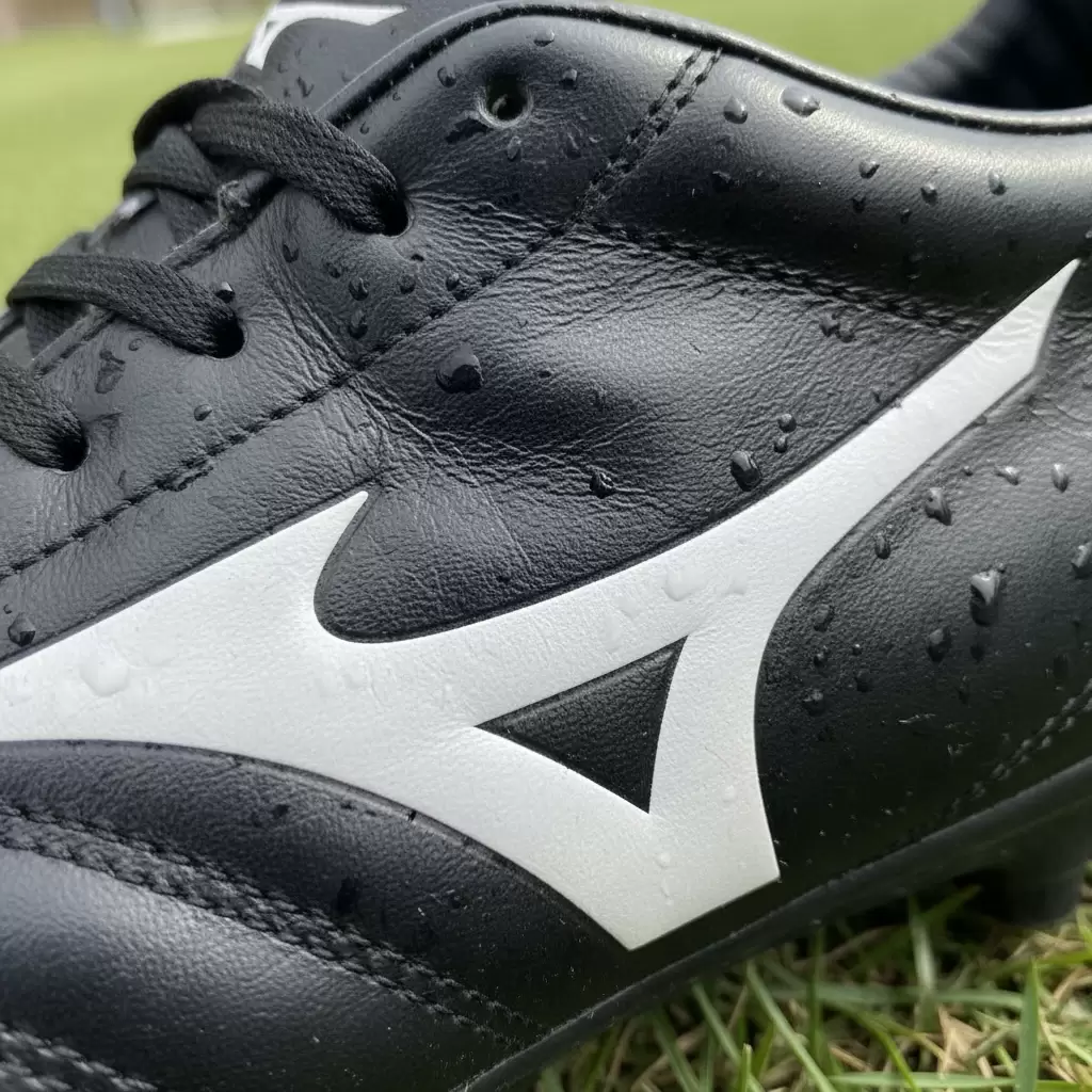 Chất liệu da cao cấp mang lại cảm giác bóng chân thực và êm ái