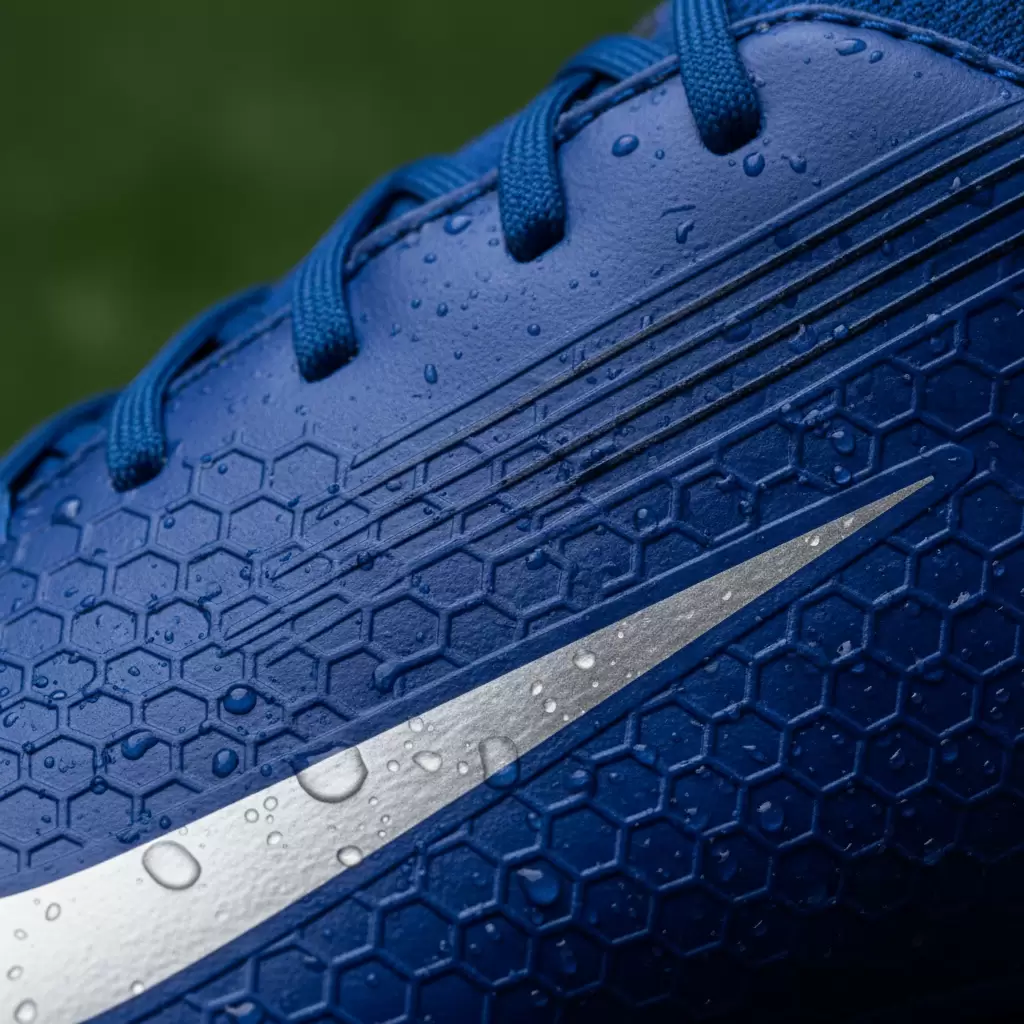 Cận cảnh bề mặt da tổng hợp synthetic với các đường vân tăng cường độ bám bóng