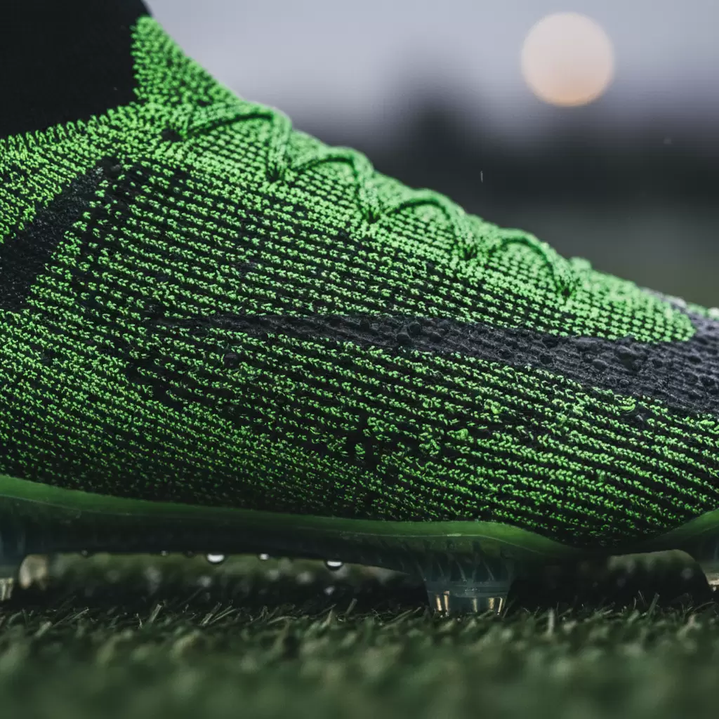 Chất liệu sợi dệt cao cấp giúp tăng cảm giác bóng và độ ôm chân hoàn hảo