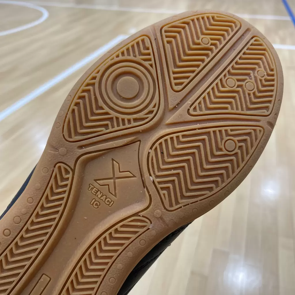 Thiết kế đế cao su đặc trưng của dòng giày IC giúp bám sàn tối ưu và không để lại dấu vết