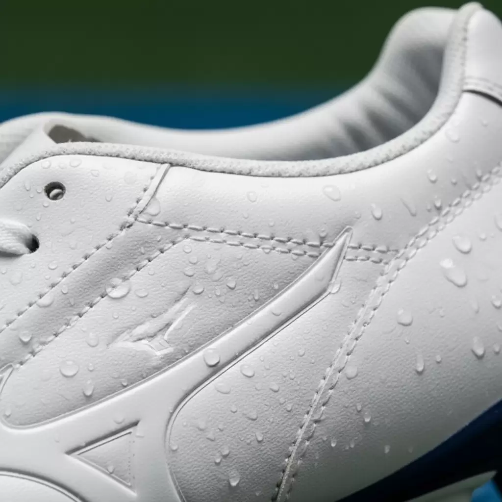 Chất liệu da tổng hợp cao cấp mang lại độ bền bỉ ấn tượng và khả năng giữ form tuyệt vời