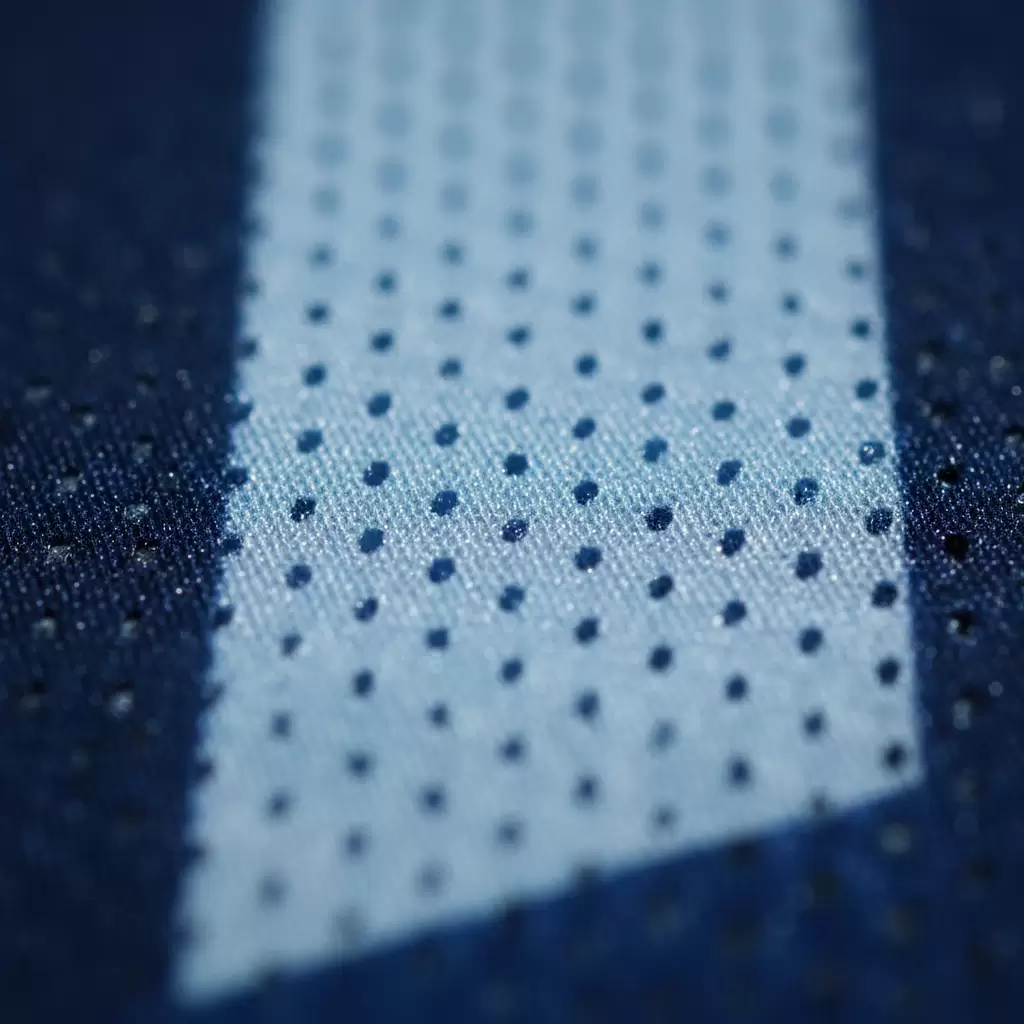 Cấu trúc sợi vải chuyên dụng giúp thoát nhiệt nhanh chóng và giữ cơ thể khô ráo